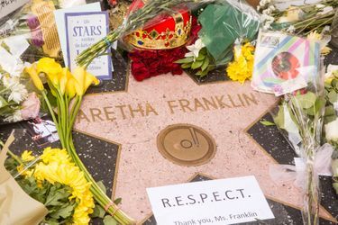 Des fleurs autour de l&#039;étoile d&#039;Aretha Franklin à Hollywood 