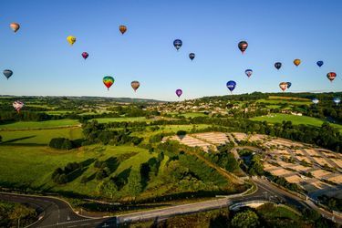 Le Bristol International Balloon Festival a dû s'adapter au coronavirus : un vol surprise a eu lieu dans le ciel britannique lundi 3 août. 