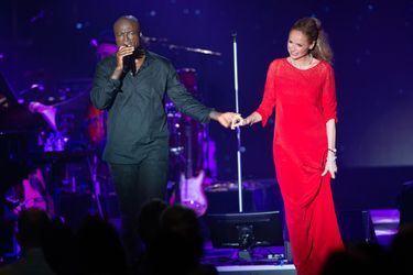 Adriana Karembeu et le chanteur Seal au gala de la Croix-Rouge