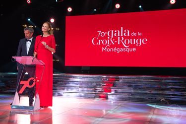 Adriana Karembeu et Michel Cymes au gala de la Croix-Rouge