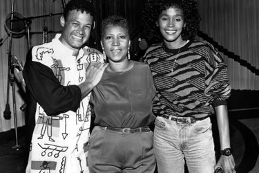 Aretha Franklin entourée de Whitney Houston et Narada Michael Walde, dans les années 80.