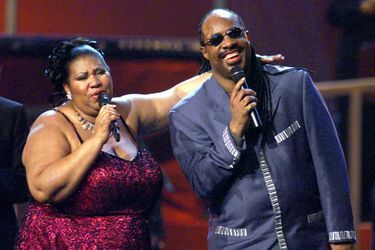 Aretha Franklin et Stevie Wonder sur scène, en 2001.