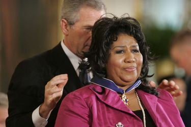 Aretha Franklin honorée par George W. Bush, en novembre 2005.