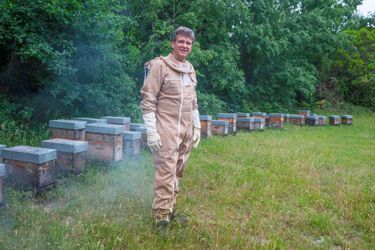 Arnaud Montebourg parmi les ruches, à Pontenx-les-Forges, en juin dernier.