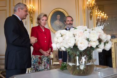 La princesse Astrid de Belgique devant un bouquet de roses à son nom au Palais royal à Bruxelles, le 9 juillet 2018 