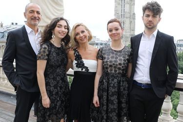 Natalie Dessay a chanté en famille. De gauche à droite : son mari Laurent Naouri, leurs enfants, Neima et Tom, et Rhiannon Mothersele.