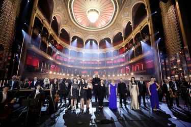 Les artistes ont joué dos à la salle vide, offrant comme décor aux téléspectateurs le majestueux théâtre du Châtelet, rénové en 2019.