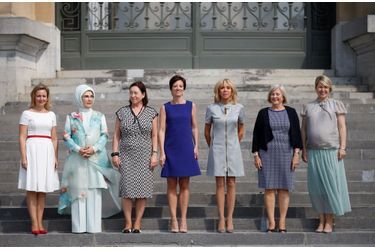 Mojca Stropnik (Slovénie), Emine Erdogan (Turquie), Ingrid Schulerud-Stoltenberg (épouse du secrétaire général de l'Otan), Amélie Derbaudrenghien, (compagne du Premier ministre belge Charles Michel), Brigitte Macron, Ulla Löfvén (Suède) et Karin Ratas (Estonie)