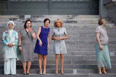 Emine Erdogan (Turquie), Ingrid Schulerud-Stoltenberg (épouse du secrétaire général de l'Otan), Amélie Derbaudrenghien, (compagne du Premier ministre belge Charles Michel), Brigitte Macron et Karin Ratas (Estonie)
