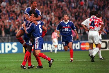 Lilian Thuram avec ses coéquipiers, après avoir inscrit le premier but de la France face à la Croatie en demi-finale de la Coupe du monde, le 8 juillet 1998