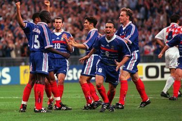 Lilian Thuram avec ses coéquipiers, après avoir inscrit le premier but de la France face à la Croatie en demi-finale de la Coupe du monde, le 8 juillet 1998