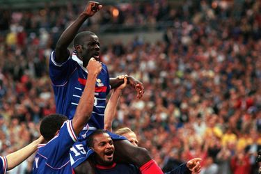 Lilian Thuram porté en triomphe après la victoire de la France face à la Croatie en demi-finale de la Coupe du monde, le 8 juillet 1998