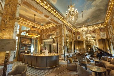 Le nouveau bar du Crillon, en lieu et place du restaurant les ambassadeurs : une transformation magistrale.
