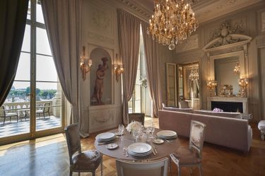 Au premier, l’étage dit « noble », l’un des salons d’apparat donnant sur la Concorde. Ici le Salon Marie-Antoinette, jouxtant la suite éponyme à laquelle on peut l’adjoindre.