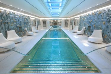 La piscine ornée de milliers d’écailles d’or, dont les murs sont couverts d’une œuvre monumentale en céramique de Peter Lane.