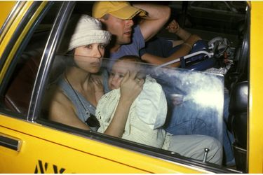 Demi Moore et Bruce Willis avec leur fille Rumer, dans un taxi à New York, le 20 mai 1989. 