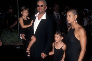 Bruce Willis et Demi Moore avec leurs filles Rumer et Scout à la première du film "Striptease", le 23 juin 1996 à New York.