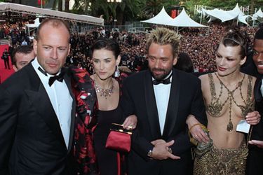 Bruce Willis et Demi Moore, en compagnie de Milla Jovovich et Luc Besson, à la première du film "Le Cinquième Élément" à Cannes, le 7 mai 1997.