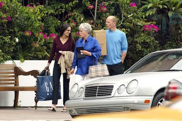 Demi Moore plaisante avec son ancienne belle-mère, Marlene Willis, suivi de Bruce, à l'occasion d'un déjeuner en famille à Santa Monica, le 19 août 2002. 