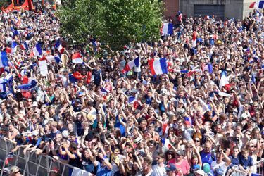 Des centaines de supporters se sont rassemblés à Jeumont, dans le Nord, pour applaudir Benjamin Pavard.