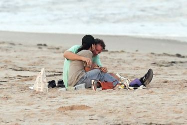 Emily Ratajkowski et Sebastian Beard-McClard à la plage dans les Hamptons le 5 août 2020.