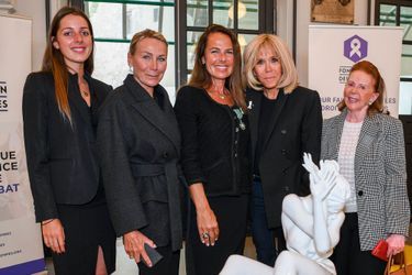 La sculptrice Laurence Jenkell, présentant son oeuvre, entourée (de gauche à droite) de sa fille, d&#039;Annie Groult, de Brigitte Macron et de Marlène Nathan de Lara.