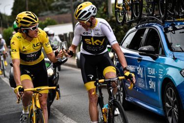 Geraint Thomas et Chris Froome trinquent, dimanche, sur la dernière étape du Tour de France.