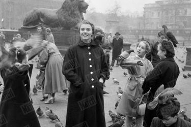 Jean Seberg, lors d’une séance photo sur Trafalgar Square, à Londres, le 21 novembre 1956.