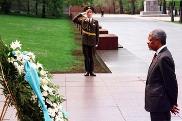 Devant la tombe du soldat inconnu à Moscou en 1997