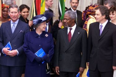 Avec le Prince Charles, la Reine Elizabeth II, et l&#039;ancien Premier ministre britannique Tony Blair en 2000