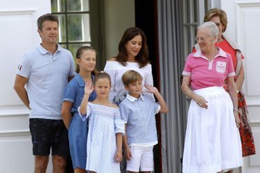 La Famille Royale Danoise Lance Ses Vacances D’été Sur Le Perron Du Palais De Gråsten   ( 4