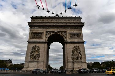 La patrouille de France survole le Tour de France, dimanche.