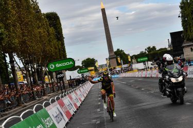Le Français Sylvain Chavanel a effectué le premier passage de la ligne d'arrivée en tête, pour son dernier Tour de France après 18 participations.