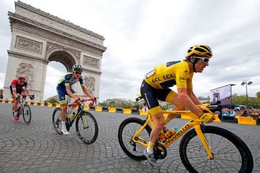 Le maillot jaune, Geraint Thomas, sur les pavés de la place de l'Etoile, à Paris, dimanche.