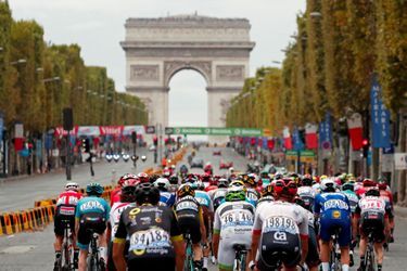 Les coureurs du Tour de France sur les Champs-Elysées, dimanche.