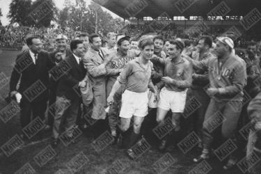 Kopa, Fontaine et Piantoni après la victoire des Bleus face au Paraguay, le 8 juin 1958. 