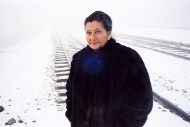 Soixante ans après sa libération, Simone Veil retourne dans le camp de concentration d&#039;Auschwitz-Birkenau le 22 décembre 2004.
