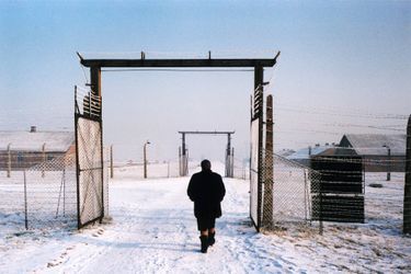Soixante ans après sa libération, Simone Veil retourne dans le camp de concentration d&#039;Auschwitz-Birkenau le 22 décembre 2004.