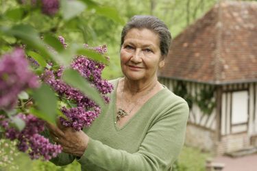 Simone VEIL devant un lilas dans le jardin de sa maison de Normandie en 2005.