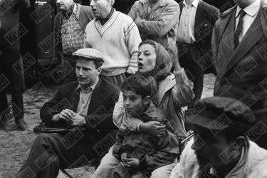 En France, sur le tournage du film « Les Amants » de Louis Malle, Jeanne Moreau et Jean-Marc Bory (avec la casquette à carreaux) regardent le match de France-Brésil, le 24 juin 1958.