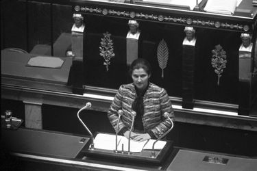 Novembre 1974 - Présentation du projet de loi sur l&#039;interruption volontaire de grossesse à l&#039;Assemblée Nationale. 