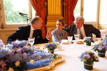 Le 27 juin 2012 au Quai d&#039;Orsay, le ministre des Affaires étrangères, Laurent Fabius, en pleine conversation avec Simone Veil et Alain Delon. 