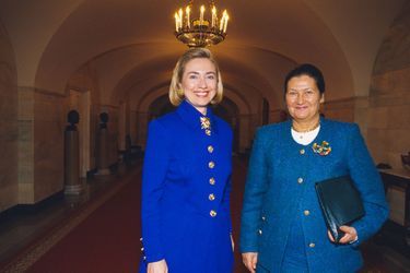 24 octobre 1994, Simone Veil est reçue à la Maison Blanche. Elle pose ici avec Hillary Clinton. 