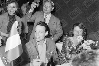 Jean Vincent, au centre, et les Bleus fêtent leur qualification pour les quarts, après la victoire contre l&#039;Ecosse, le 16 juin 1958.