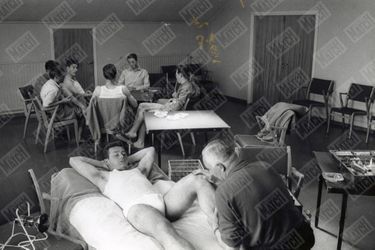 Just Fontaine, soigné par le masseur de l’équipe Louis Hainaut, pendant que ses coéquipiers tapent le carton au camp de base de Bleus, l’hôtel de Geer à Finspång, début juin 1958.
