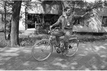 Raymond Kopa à bicyclette au camp de base de Bleus, l’hôtel de Geer à Finspång, début juin 1958.