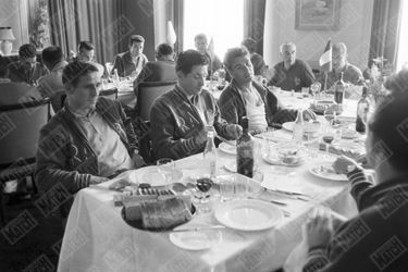 Raymond Kopa, au premier plan, déjeune avec ses coéquipiers au camp de base de Bleus, l’hôtel de Geer à Finspång, début juin 1958.
