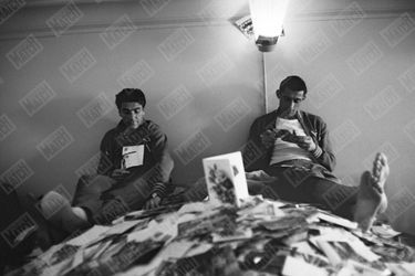 Les Bleus se consolent en lisant le courrier des supporters, au lendemain de la défaite face au Brésil, le 25 juin 1958.