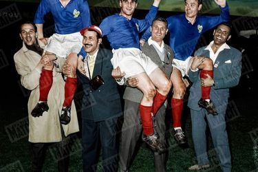 Portés par leurs supporters, les héros de la qualification pour la demi finale : Kopa, Piantoni et Fontaine, le 19 juin 1958. 