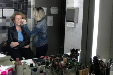 Séance maquillage pour la matinale de France Info.